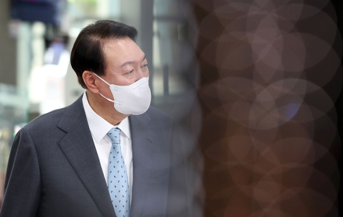 윤석열 대통령이 20일 오전 서울 용산 대통령실 청사로 출근, 기자들의 질문에 답하고 있다. 2022.7.20 [대통령실통신사진기자단]