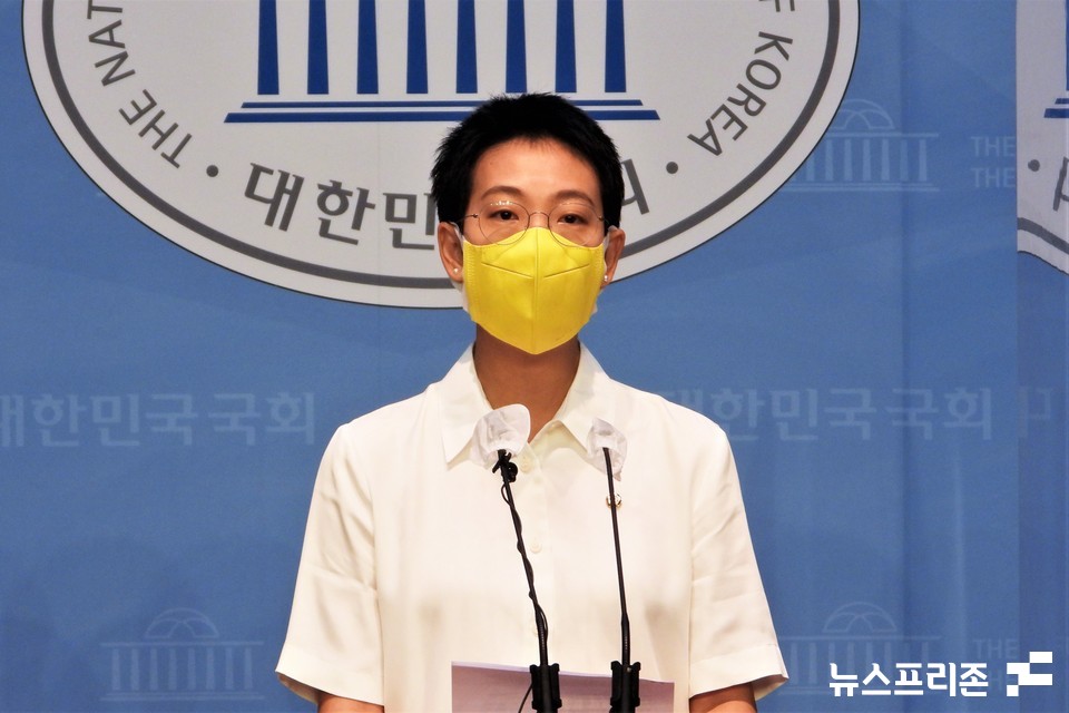 장혜영 정의당 의원이 22일 국회 소통관에서 윤석열 정부 세제개편안에 대한 비판 기자회견을 하고 있다. (사진=김정현 기자)