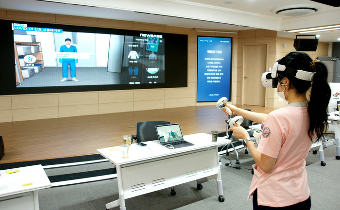 VR로 실습에 참여 중인 신입 간호사의 모습 (사진=한림대학교의료원)
