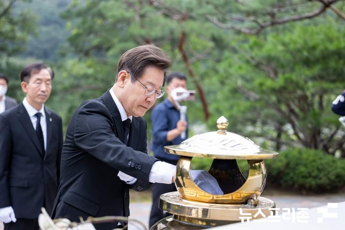 이재명 더불어민주당 의원이 지난 19일 고 김대중 전 대통령 묘역을 찾아 분향하고 있다.(사진=이재명 의원 페이스북)