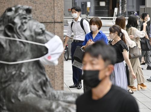 사진: 일본 전역에서 새로 확인된 코로나19 확진자가 12만6천575명으로 집계됐다고 보도했다.전날보다 4만9천935명 적지만 직전 월요일(7월 18일)보다는 5만392명 많다.