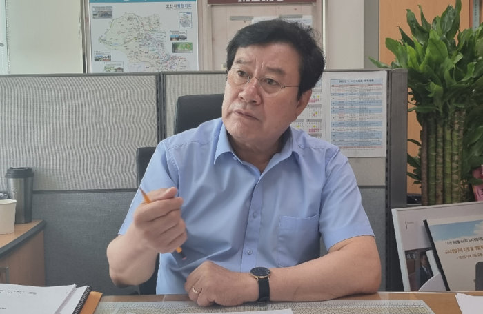 이상복 오산시의회 의원이 26일 오산시 도시계획위원회 참여위원 구성 등에 대해 설명하고 있다.