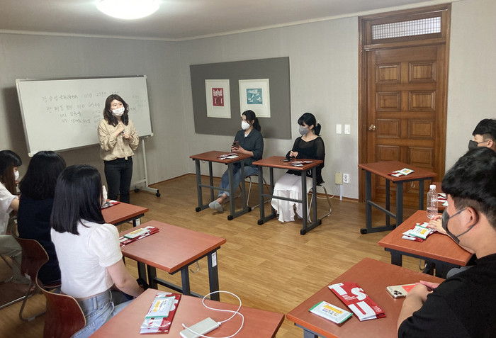 대구과학대에서 지난 25일부터 8월5일까지 제주연수원에서 실시하는 '일본어 썸머 캠프' 참여 학생들이 수업을 하고 있다.(사진=대구과학대학교)