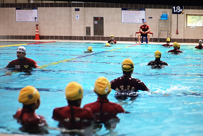 해양경찰교육원이 초등학교 교원들을 대상으로 생존 수영 전문가 양성교육을 실시했다.