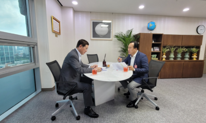 이권재 오산시장과 국토부 김학용 의원이 만나  광역교통 개선방안을 논의했다.(사진=오산시)