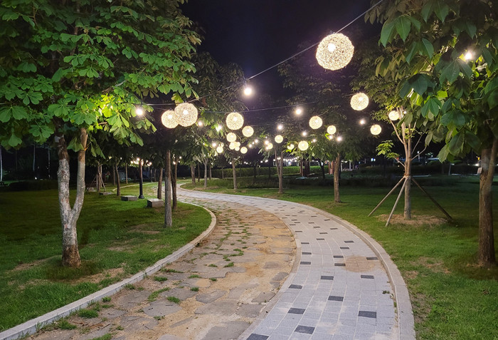 삼성현역사문화공원 불빛 산책로 모습.(사진=경산시)