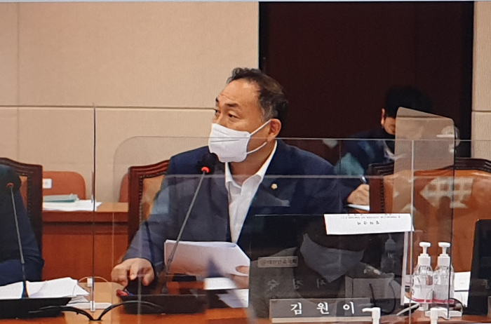 더불어민주당 김원이 의원이 보건복지위 전체회의에서 전남권 의대신설을 위한 정부 대책을 촉구하는 질의를 하고 있다.