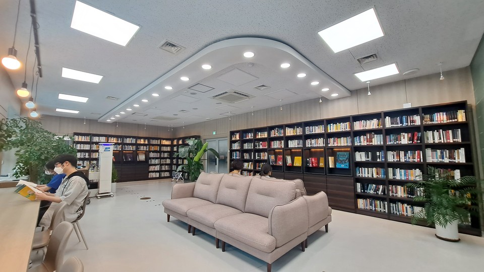 대전시교육청이 도서자료실을 본관 1층에 독립공간으로 새단장하고, 이달부터 '책마당'이란 이름으로 교육 가족과 대전시민에게 개방한다.(사진=대전시교육청)