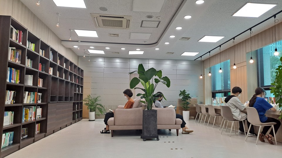 대전시교육청이 이달 본관 1층에 개방한 '책마당' 모습.(사진=대전시교육청)
