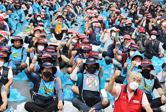 7월 22일 하이트진로 이천공장 앞에서 벌어지고 있는 화물연대 집회. (사진=화물연대)