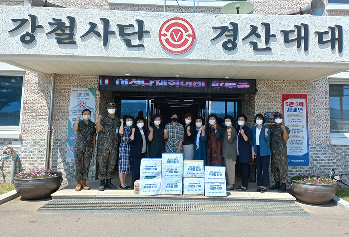 경북 경산시 여성단체협의회 명예회장 및 임원들이 4일 혹서기에도 훈련에 열중하고 있는 제7516부대 경산대대를 방문, 위문품을 전달하고 있다.(사진=경산시)