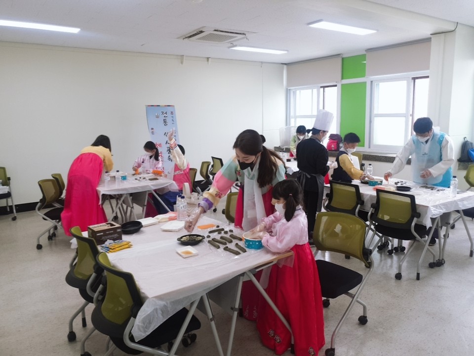 대전평생학습관 예절교육지원센터 '전통세시풍속 체험교실' 모습.(사진=대전평생학습관)