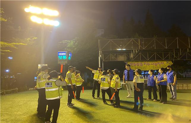 남구청 관계자들이 도시공원에서 밤늦은 시간 무질서 행위에 대한 집중단속을 진행하고 있다.