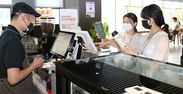 DL이앤씨 직원들이 서울시 종로구 돈의문 디타워에 위치한 D라운지카페에서 개인 컵을 사용해 음료를 주문하고 있다. (사진=DL이앤씨)