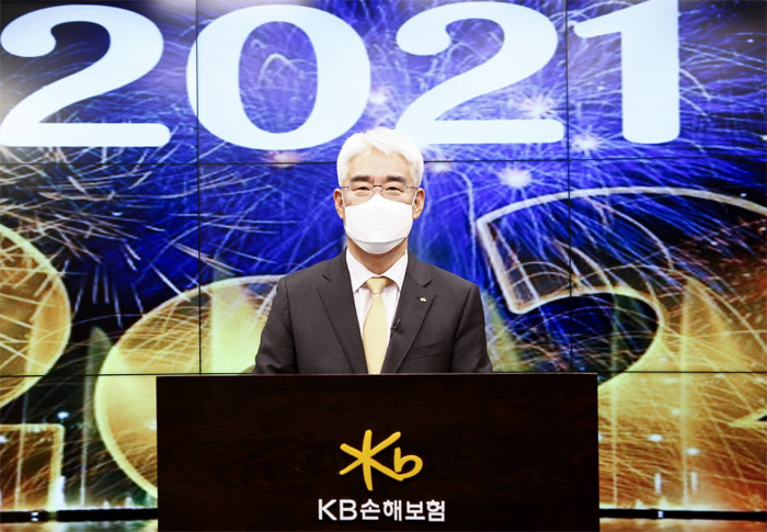 2021년 1월 4일, 유튜브에서 진행된 KB손해보험 김기환 대표이사 취임식에서 김기환 대표가 경영목표 달성을 위한 전략방향으로 고객 최우선, 새로운 시장 창조, 디지털화를 강조하고 있다. (사진=KB손해보험)
