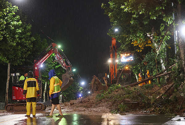 폭우가 내린 9일 오전 서울 서초구의 한 도로에 산사태가 발생해 일부 차선 통제와 복구 작업이 이뤄지고 있다.