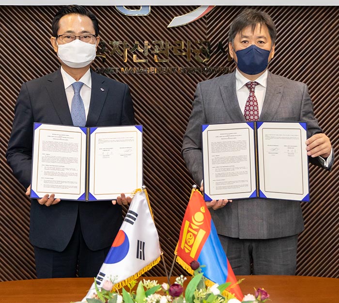 캠코 권남주 사장(왼쪽)과 락바수랭 뱌드란 몽골 중앙은행 총재가 협약 체결 뒤 기념촬영을 하고 있다. (사진=캠코)