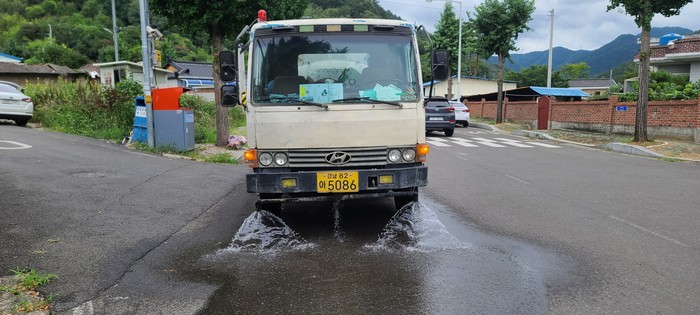 창녕군이 폭염으로 인한 온열 피해를 예방하기 위해 살수차로 주요 도로에 물을 뿌리고 있다. ⓒ창녕군