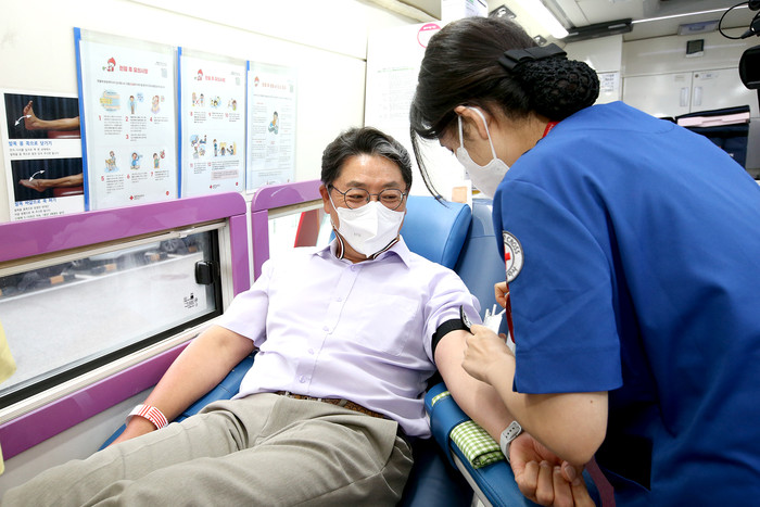 홍태용 김해시장이 지난 10일 ‘사랑의 헌혈운동에 동참해 헌혈을 하고 있다. ⓒ김해시