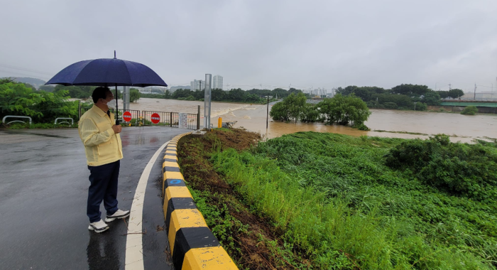이권재 오산시장은 10일 계속된 폭우로 인한 오산천 수해복구 현장을 찾았다.(사진=오산시)