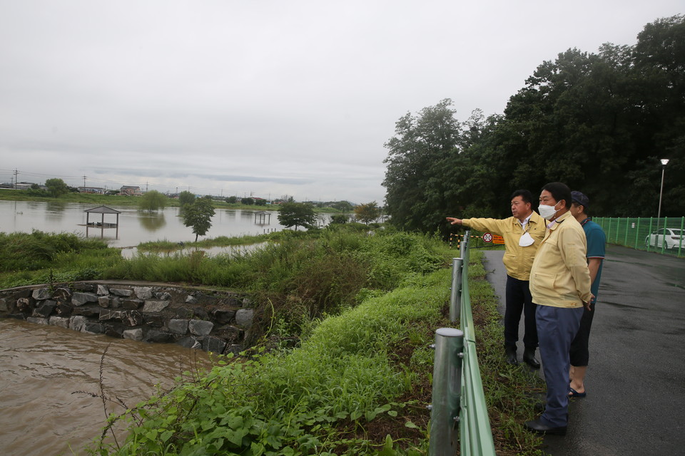 충남 예산군의회는 지역 내 폭우 피해 점검을 위해 관내 수해 현장을 점검하고 있다.(사진=예산군의회)