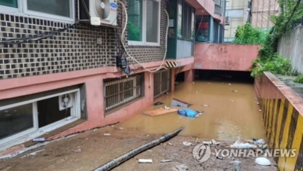 지난 8일 오후 9시경 서울 관악구 신림동의 한 빌라 반지하에 폭우로 침수된 일가족 3명이 갇혀, 안타깝게 세상을 떠났다. 사진=연합뉴스