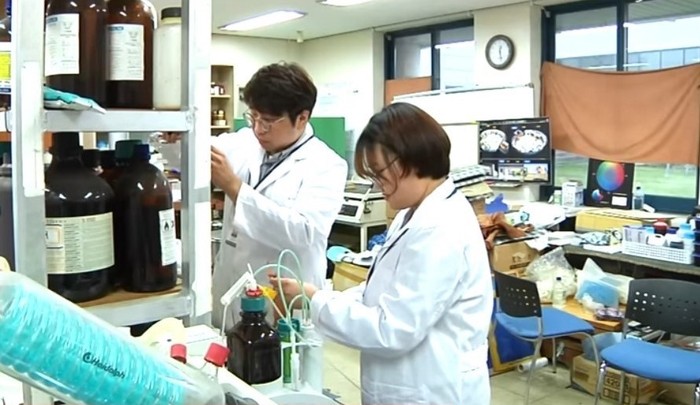 나주시천연염색문화재단 연구원이 천연염색 실험실에서 연구를 진행하고 있다.