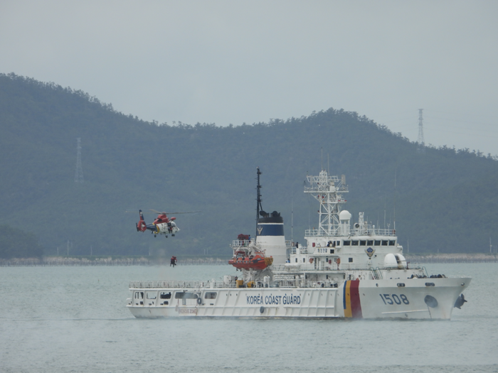 서해해경청이 신안군 불무기도 인근 해상에서 민관군 합동으로 수난대비 기본훈련을 실시했다.