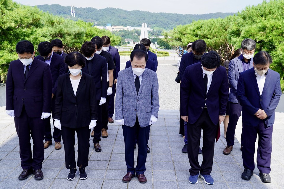 일본군 위안부 피해자 추모비를 참배하는 김지철 교육감과 간부들.(사진=충남교육청)