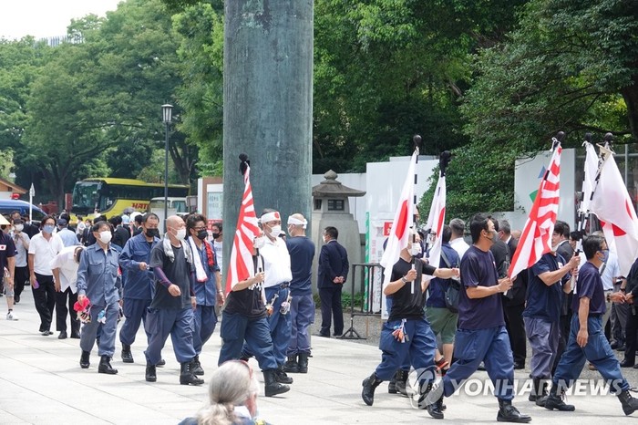 야스쿠니 신사 앞에서 욱일승천기를 들고 행진하는 일본 우익 단체(출처=연합뉴스)