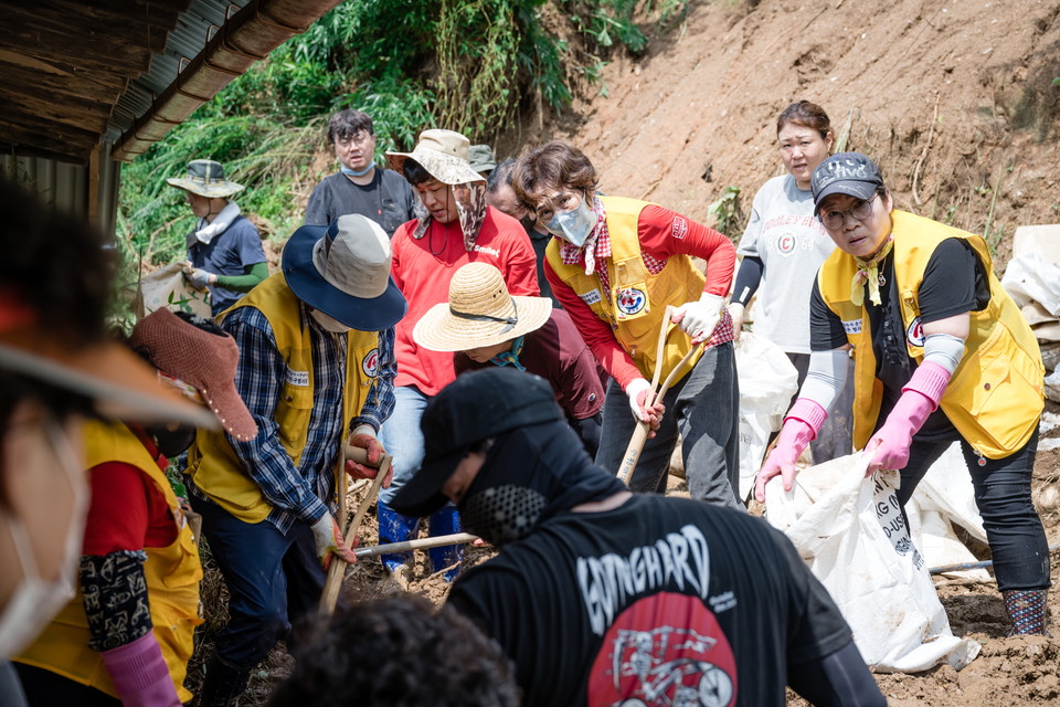 청양지역 자원봉사자들이 수해 복구에 만전을 기하고 있다.(사진=청양군청)