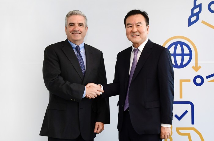 (왼쪽부터) Visa Korea 패트릭 스토리 사장, 청소년금융교육협의회 신제윤 회장이 금융교육 파트너십을 발표했다. (사진=Visa Korea)