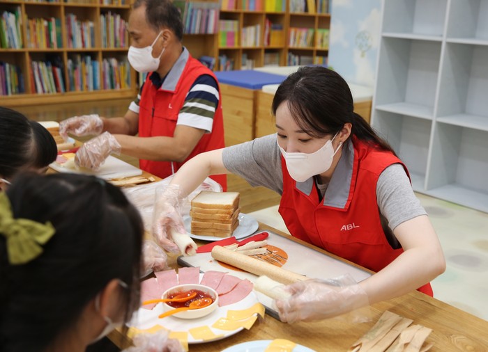 ABL생명 직원들과 보육원 아동들이 샌드위치 만들기에 참여 중이다. (사진=ABL생명)