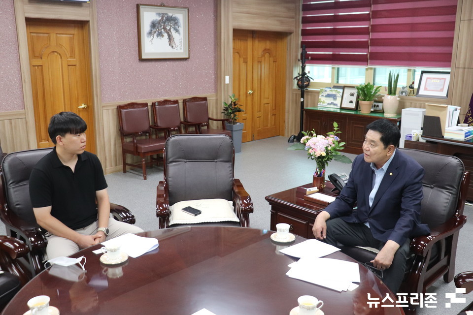 뉴스프리존과 인터뷰를 하고 있는 이선균 제9대 홍성군의회 전반기 의장.(사진=이해든기자)