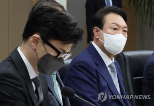 김진애 전 의원은 "윤석열 대통령의 건들건들 반말투 태도나 한동훈 장관의 끼적끼적 깐족깐족 태도, 같은 DNA, 같은 의식, 같은 동기의 다른 변형일까"라고 반문했다. 사진=연합뉴스