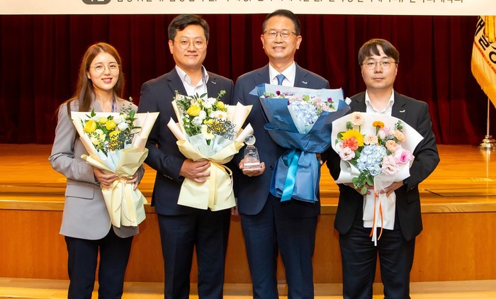 동원시스템즈 조점근 대표(왼쪽에서 세번째)와 임직원들이 6일 서울시 중구 매경미디어센터에서 진행된 '제5회 대한민국 회계대상 시상식'에서 수상 기념 사진을 촬영하고 있다. (사진=동원시스템즈)