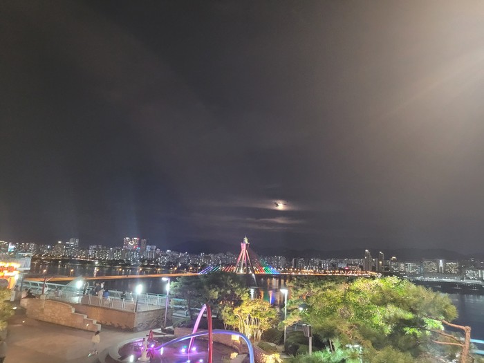 서울 송파구에서 바라본 보름달의 모습