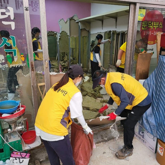 자원봉사자들이 태풍 피해를 입은 주택과 상가를 복구하고 있다.(사진=포항시)