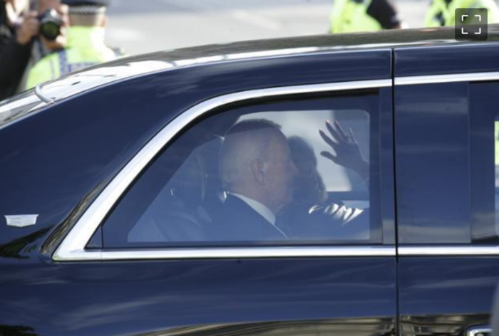 엘리자베스 2세 영국 여왕의 관을 참배한 조 바이든 미국 대통령이 18일(현지시간) 전용 차량을 타고 웨스트민스터 궁전을 떠나고 있다. (사진=연합뉴스)