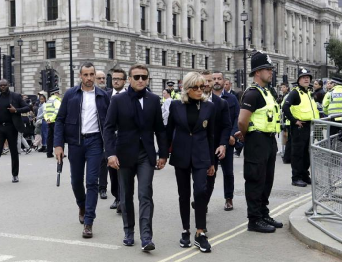에마뉘엘 마크롱(가운데 왼쪽) 프랑스 대통령 부부가 18일 엘리자베스 2세 영국 여왕의 관이 안치된 웨스트민스터 궁전 방문을 위해 런던 거리를 걸어서 이동하고 있다. (사진=연합뉴스)
