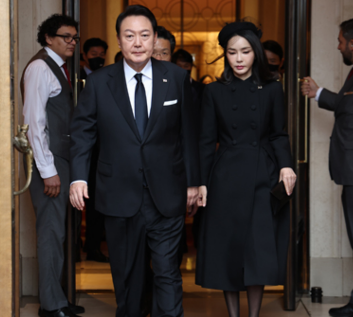 윤석열 대통령과 김건희 여사가 영국 엘리자베스 2세 여왕 장례식 참석을 위해 호텔을 나서고 있다.(사진=연합뉴스)