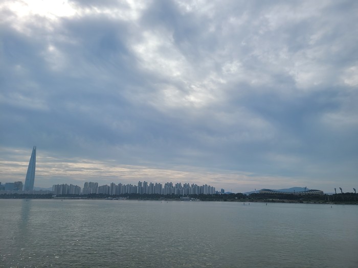 맑은 하늘의 서울시 한강모습