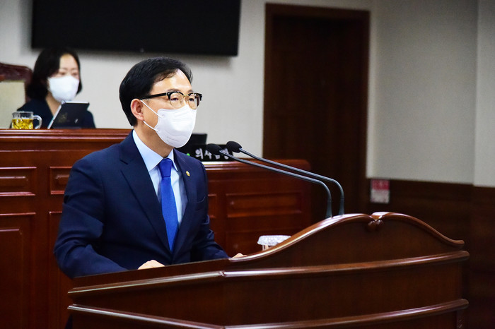 김태훈 의원이 제263회 순천시의회 제1차 정례회에서‘8·28 수해피해 위령탑’ 이전을 촉구하고 있다.
