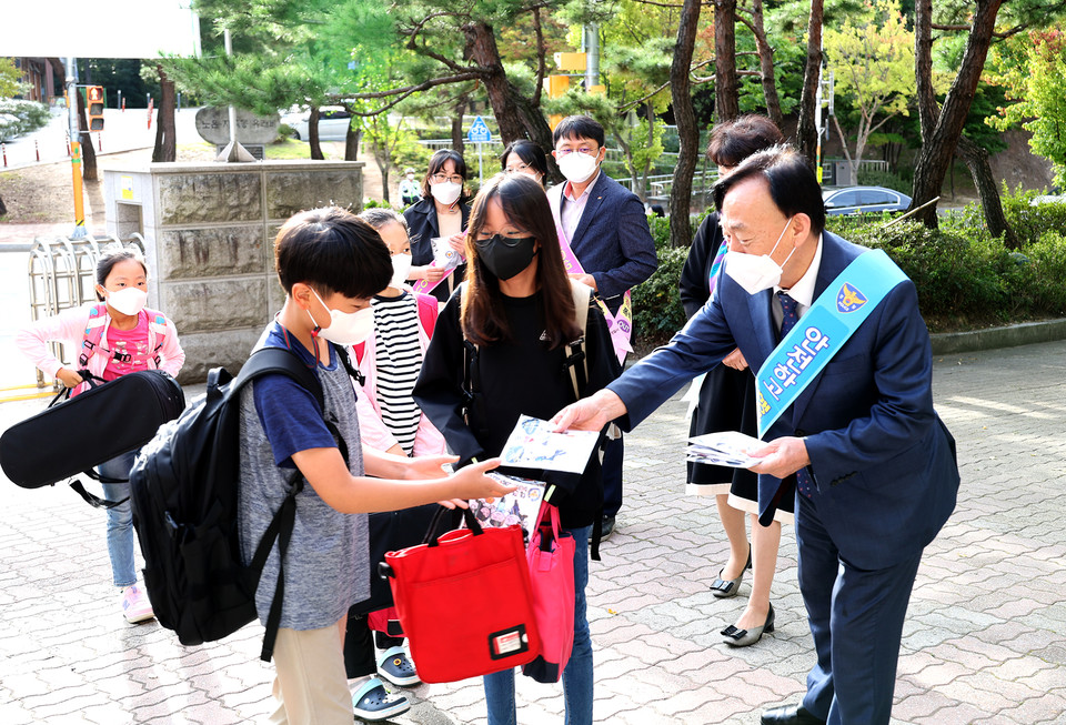 설동호 대전시교육감이 22일 오전 8시쯤 대전상지초등학교 정문에서 함께 지켜요! 등굣길 학교폭력예방 및 교통안전 캠페인을 하고 있다.(사진=대전시교육청)