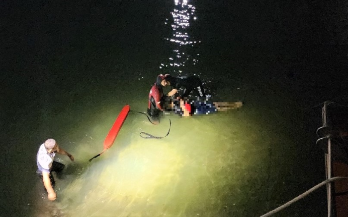 목포해경이 23일 새벽대에 영암암군 물양장 앞 해상에 추락한 익수자를 구조했다.