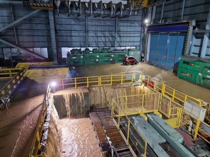 태풍 '힌남노'로 인한 냉천 범람으로 포항제철소 공장 내부에 물이 쏟아져 들어오고 있는 모습(사진=포스코)
