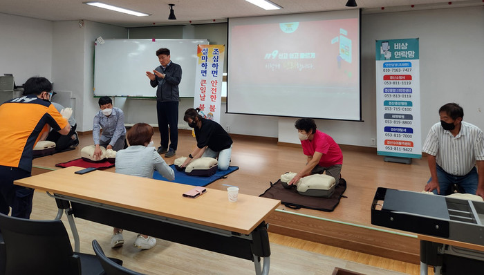 경산소방서가 지난 22일 경북농아인협회 경산시지부 교육장에서 농아인을 대상으로 응급처치 및 심폐소생술 교육을 실시하고 있다.(사진=경산소방서)