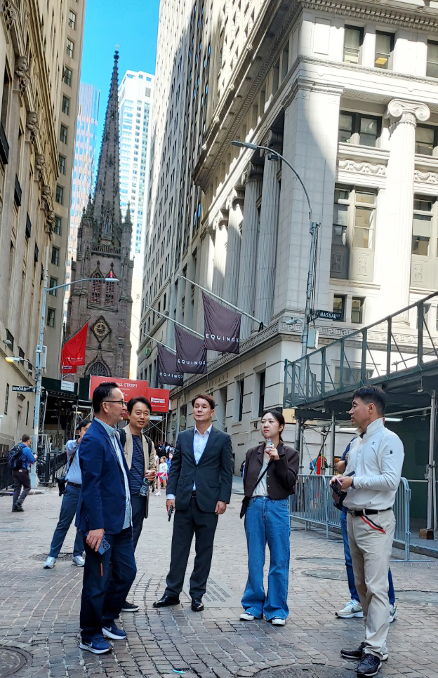 이상래 대전시의장(왼쪽 세 번째)이 21일(현지시간) 뉴욕 월스트리트가의 교통체계와 체증, 건축 등 도시 일대를 시찰하고 있다.