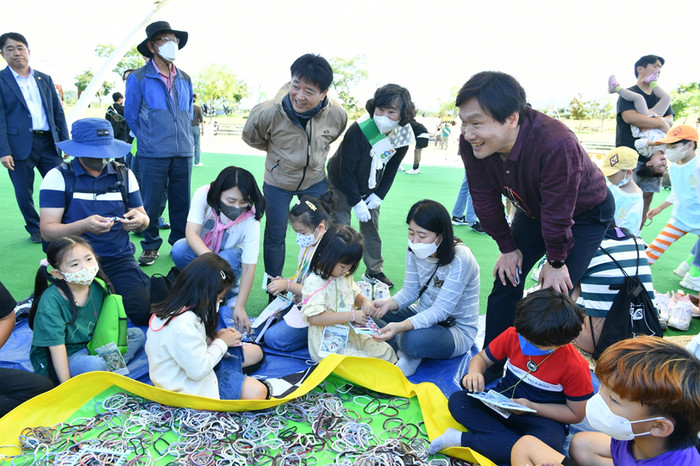 지난 24일 경산시 삼성현역사문화공원에서 열린 '가족의 숲' 행사에 조현일 경산시장이 참여하고 있다.(사진=경산시)
