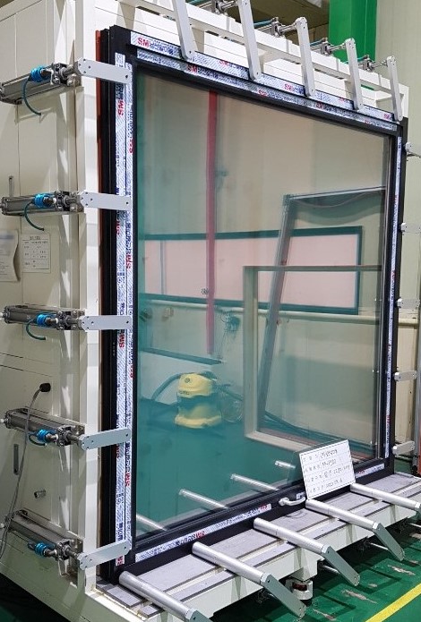 시험 중인 남선알미늄의 커튼월 양면 단열방화창. (사진=SM그룹)